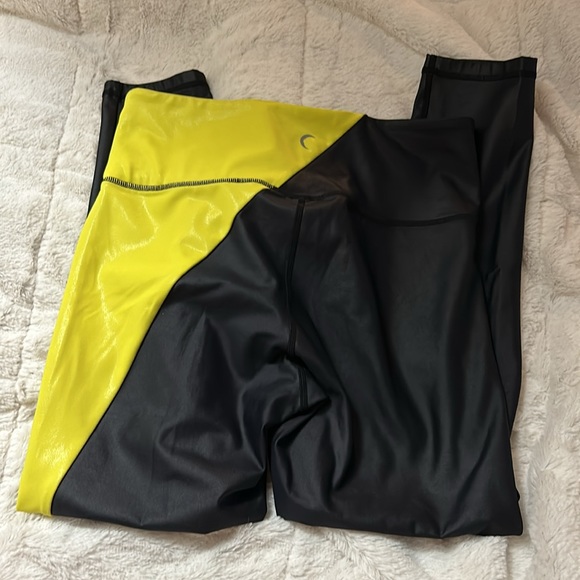 Zyia Active Metallic Light N Tight Yellow/Black Leggings - Picture 3 of 4
